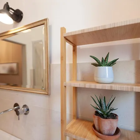 Iris Apartment *
